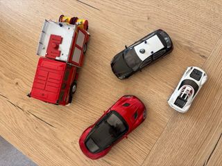 Coches de metal a escala