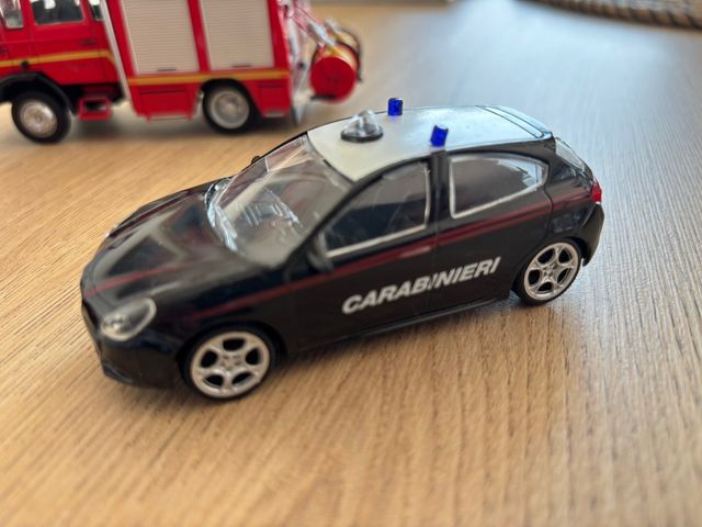 Coches de metal a escala