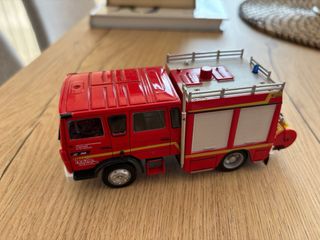 Coches de metal a escala