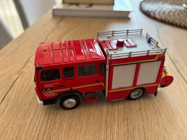 Coches de metal a escala