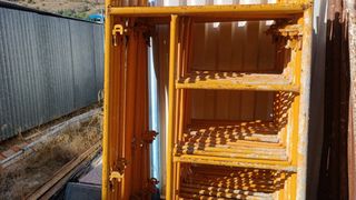 Tramo de andamio de obra amarillo