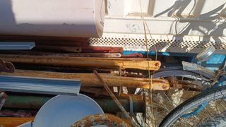 Tramo de andamio de obra amarillo