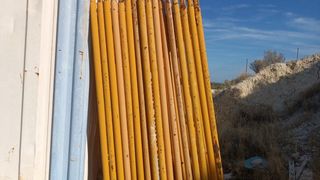 Tramo de andamio de obra amarillo
