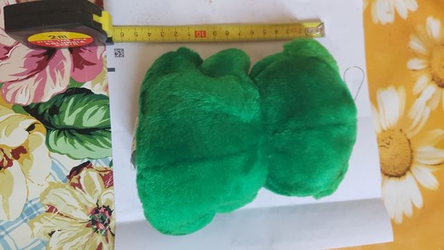 Osito de peluche verde con lazo rojo