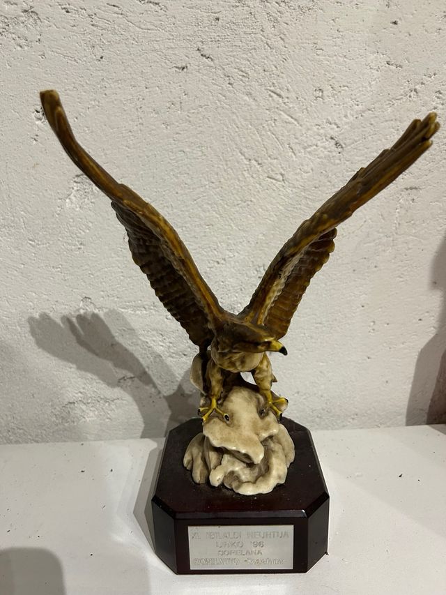 Trofeo con figura de águila – decoración