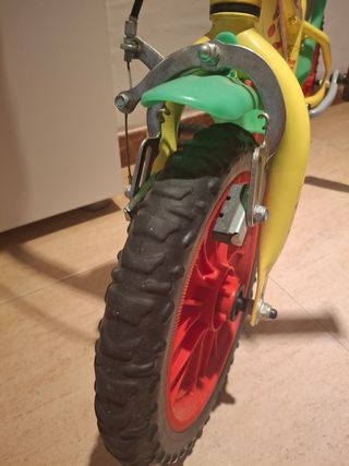 Bicicleta infantil amarilla y roja