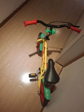 Bicicleta infantil amarilla y roja