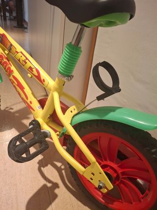 Bicicleta infantil amarilla y roja