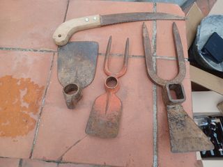 Attrezzi da giardino: zappa, pala e sega