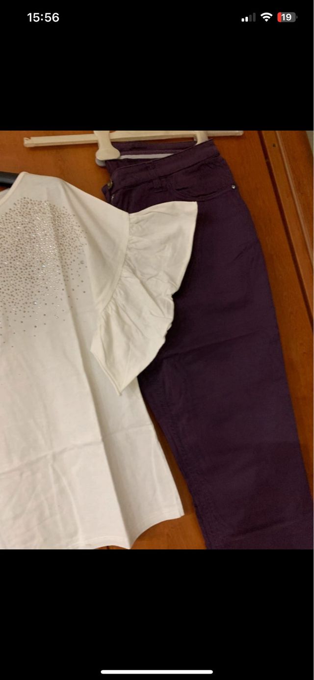 Maglietta bianca e pantaloni viola