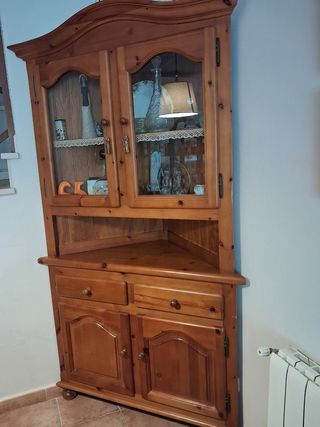 Mesa, 6 Sillas y Vitrina Madera