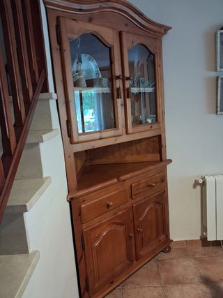 Mesa, 6 Sillas y Vitrina Madera