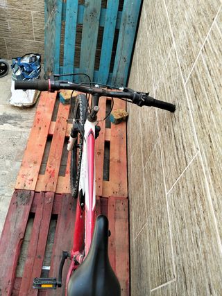 Bicicleta Rígida Roja y Blanca