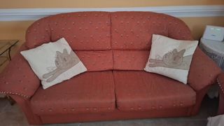 Sofá de 2 y 3 plazas tela color teja. 175€ los 2