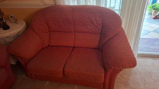 Sofá de 2 y 3 plazas tela color teja. 175€ los 2