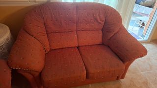 Sofá de 2 y 3 plazas tela color teja. 175€ los 2