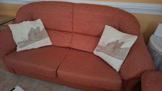 Sofá de 2 y 3 plazas tela color teja. 175€ los 2
