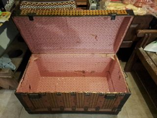 Baúl antiguo de madera con detalles dorados