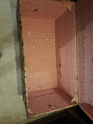 Baúl antiguo de madera con detalles dorados