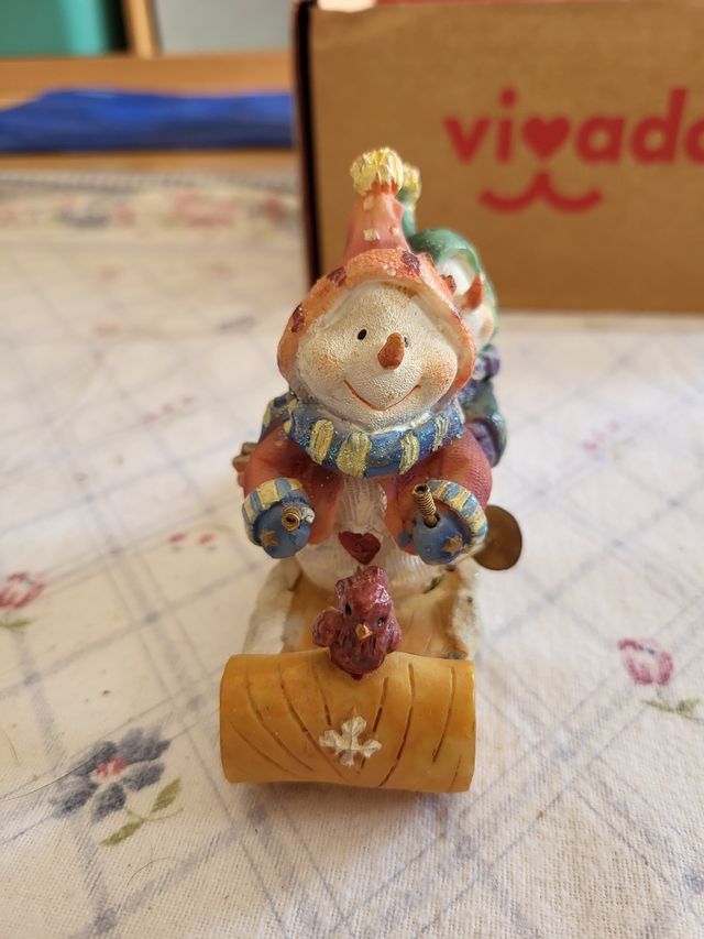 Figuritas de muñecos de nieve en trineo