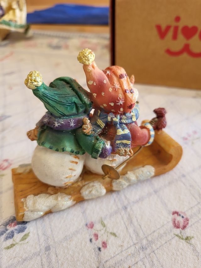 Figuritas de muñecos de nieve en trineo