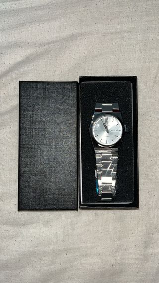 Reloj de pulsera plateado y negro