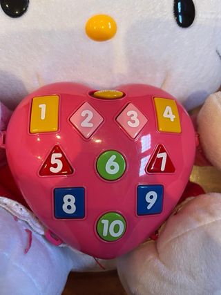 Muñeca Hello Kitty interactiva con corazón