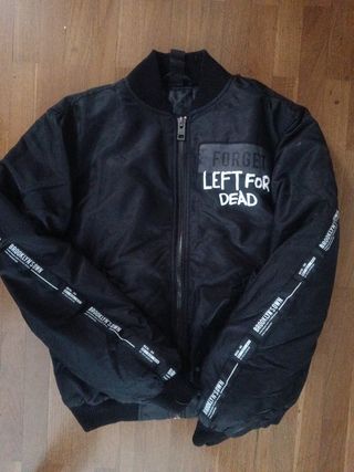 Chaqueta bomber negra con estampado