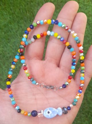 Collar de cuentas con pez azul