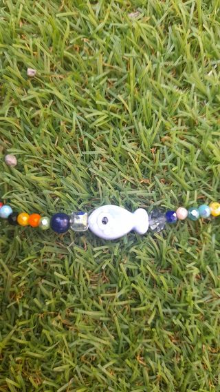 Collar de cuentas con pez azul