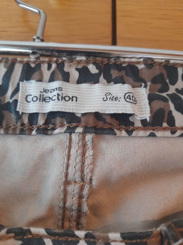 Pantalón vaquero recto estampado leopardo
