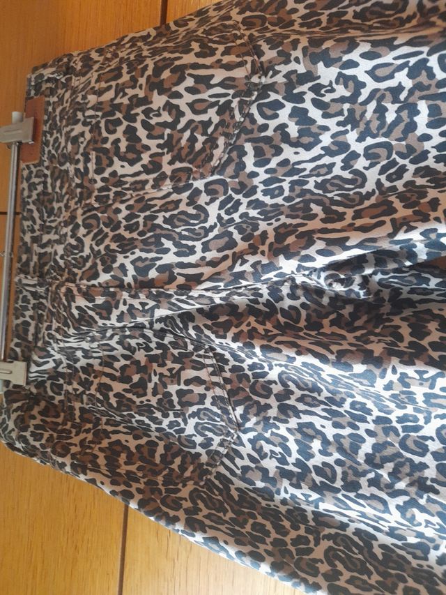 Pantalón vaquero recto estampado leopardo