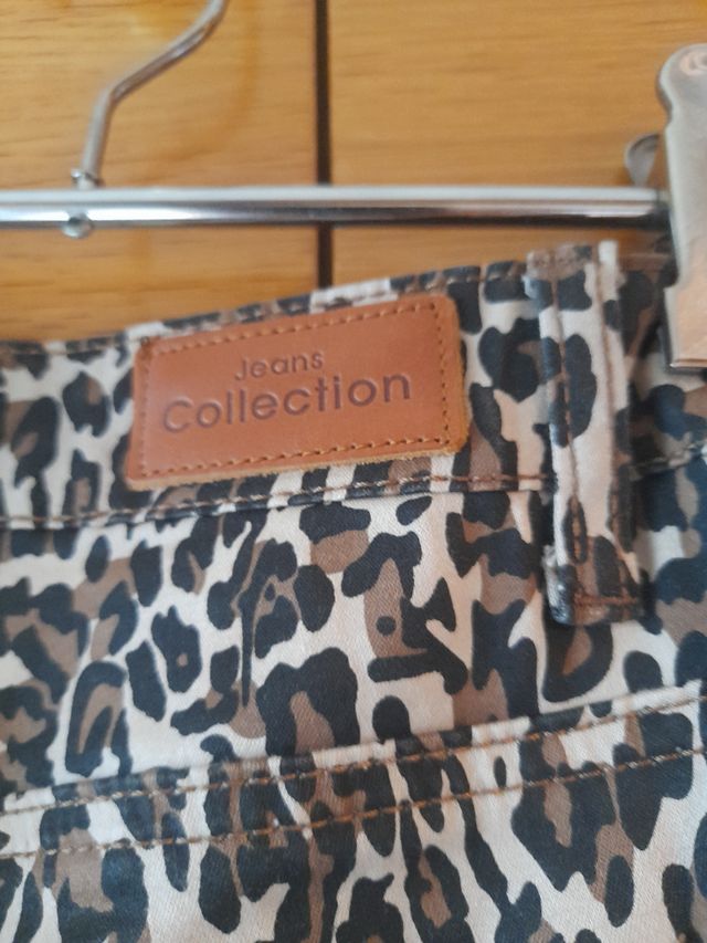 Pantalón vaquero recto estampado leopardo
