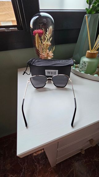 Gafas de sol Hawkers negras y doradas