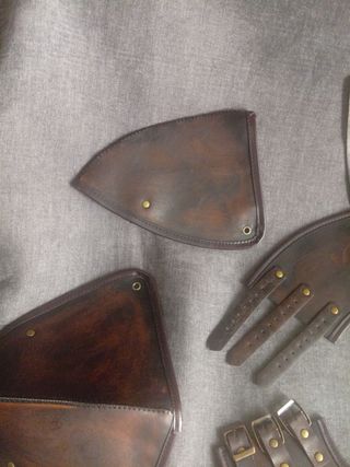 Accesorios medievales de cuero