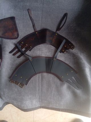 Accesorios medievales de cuero