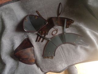 Accesorios medievales de cuero