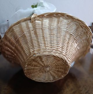 Cesta antigua de mimbre para celebraciones