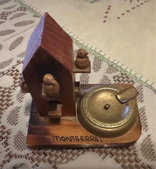 Cenicero antiguo de madera con pájaros