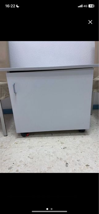 Mueble de almacenaje gris con ruedas