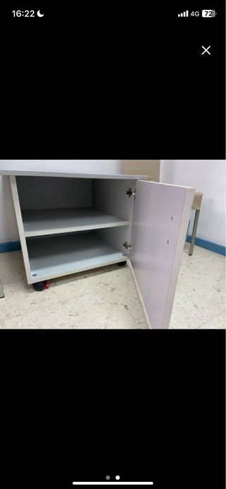 Mueble de almacenaje gris con ruedas