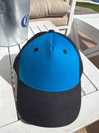 Gorra azul y negra