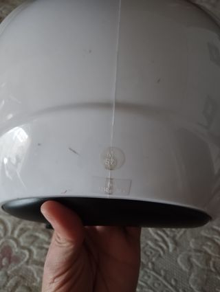 Casco de moto blanco con visera