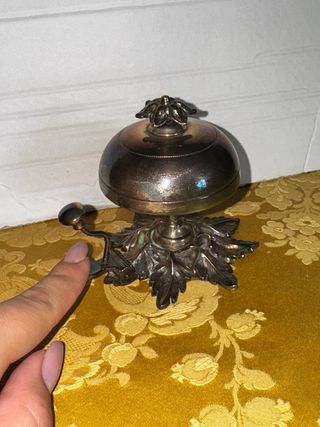 Campanello da tavolo in metallo con decorazioni