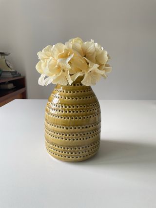 Jarra Cerâmica Verde Oliva com Padrão Perfurado