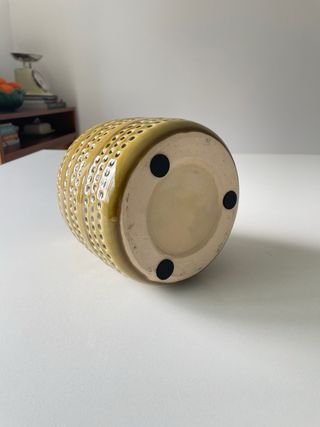 Jarra Cerâmica Verde Oliva com Padrão Perfurado