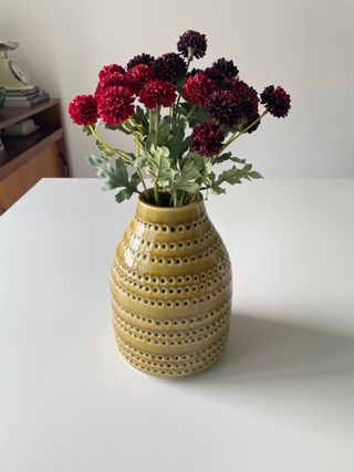 Jarra Cerâmica Verde Oliva com Padrão Perfurado