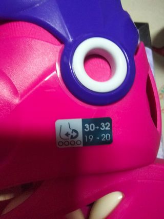 Patines en línea rosas y morado.