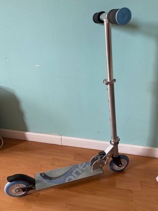Patinete infantil plateado y azul