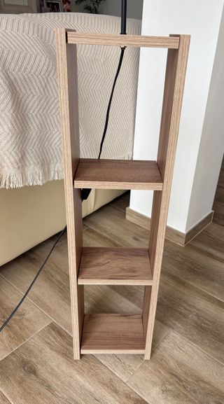 Lámpara de pie de madera y papel, con estanteria.